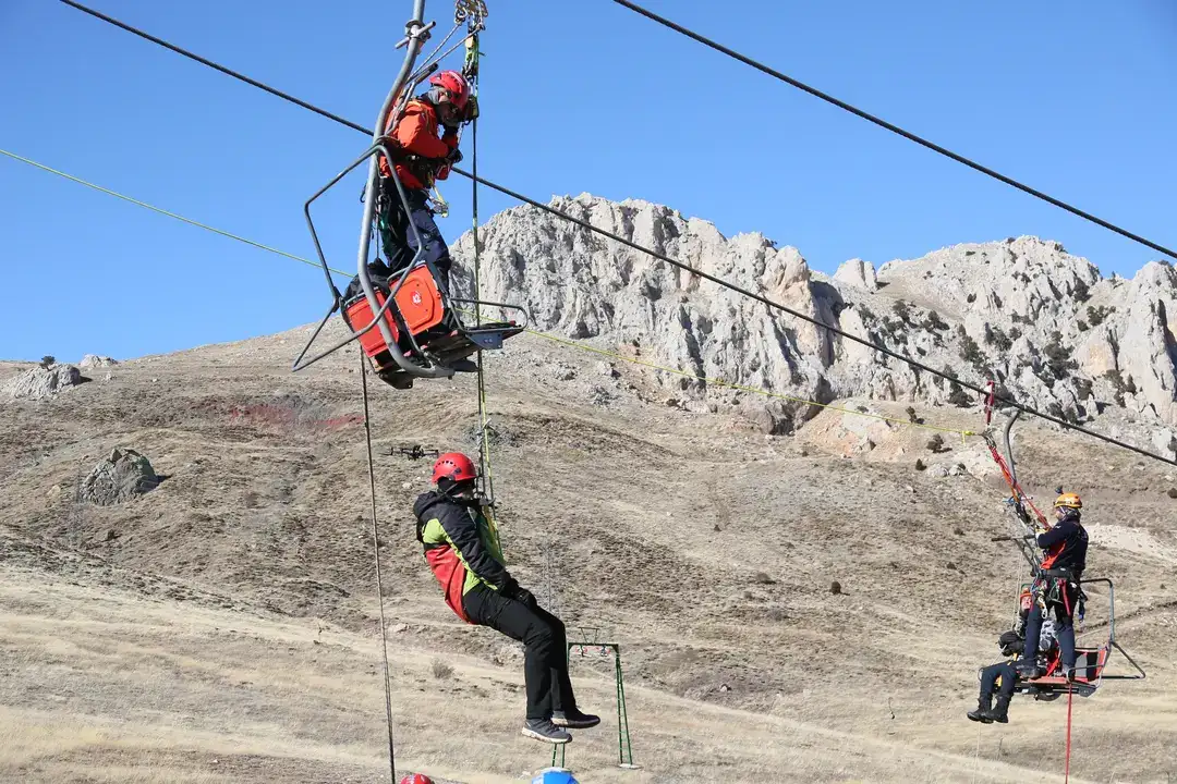 Saklıkent Teleferiğinde 14 Kişi Mahsur Kaldı 2
